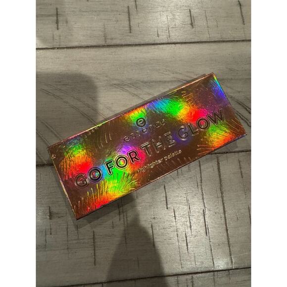 ***essence go for the glow highlighter palette - Picture 1 of 2